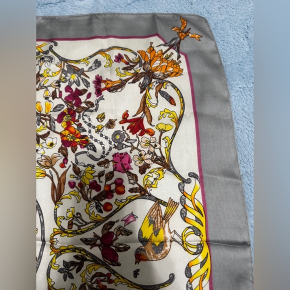 Vintage Floral Patterned Silk Scarf 27” x 28” - Picture 4 of 10